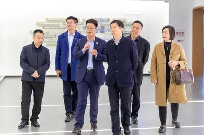 徐工集团领导一行莅临金鹏建设集团参观交流